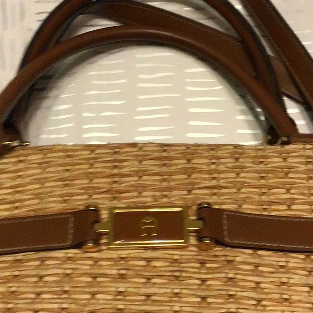 Agnier tan straw bag gently used
10”x15”wide